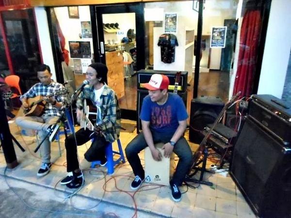 Thanks yg sdh support ngabuburit kemaren. Joss :) cc: @ILJmerch <a href="/castlerockstore/">CASTLE ROCK</a> phantom studio, mr. bento dll. :)