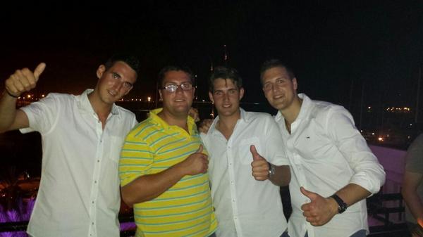 dario12391's tweet photo. Y con esto damos x finalizadas las #vacaciones14!!! @M0rr1Ss @JesusM_91 @OscarMG_Manso #Tito's http://t.co/6IqnWNGzmK