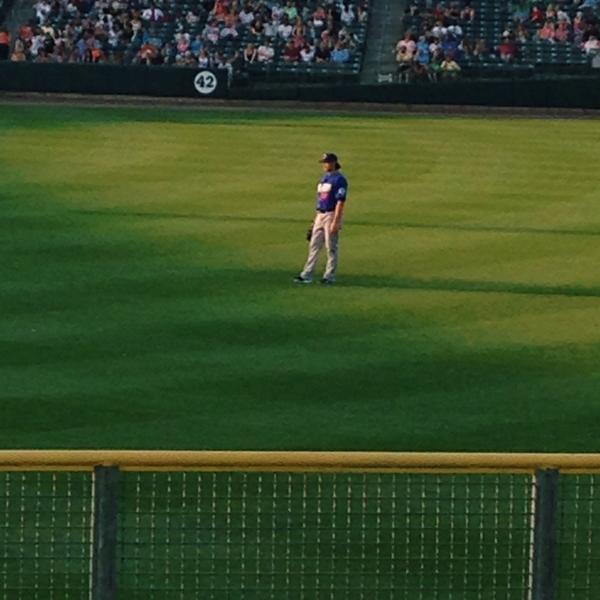 AliJennings4's tweet image. Got a ball from this hottie today😍 #beesgame #centerfielder #mattdendekker @UpperDekker