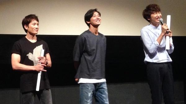goodfriends2014's tweet photo. 극장을 가득 채워주신 관객분들과 함께 하는 #지성 #주지훈 #이광수 그리고 #좋은친구들 무대인사에서 빠질 수 없는 특.급. 팬서비스! 오늘도 현장은 후끈후끈~ ^ㅇ^ http://t.co/JQWhGWZ1wG