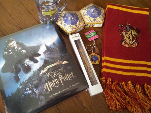 ミミせんせい ウィザーディングハリーポッター行ってきた バタービールマグ付き1000円 蛙チョコレート10円 蛙 チョコレートキーホルダー10円 杖のチョコレート700円 クッキー1400円 グリフィンドールマフラー4800円 ハリポタ最高 Http T Co 3m8knshmiv