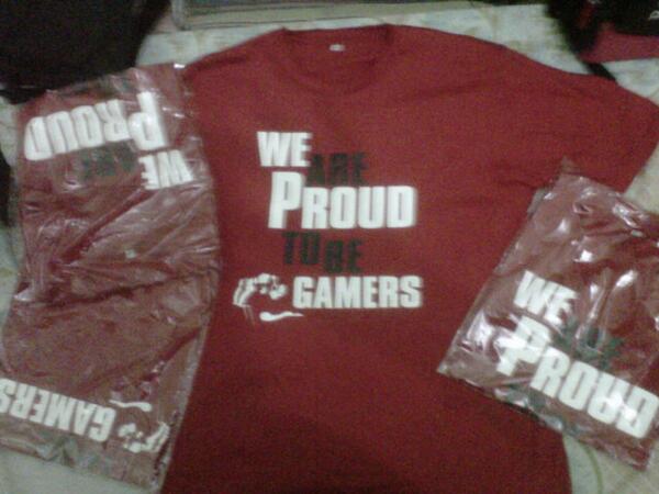 BoZ_GLTeam's tweet photo. Yg belum kepikiran beli baju apa buat lebaran, kita punya #proudtobegamers shirt, size M,L,XL,XXL get it at  @thanz3 http://t.co/X3dfc0xKmb