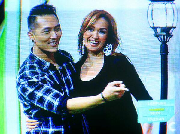 DMiracle_BJM's tweet photo. Nungguin buka puasa sambil mantengin @_DemianAditya_ &amp; @SaraWijayanto di Pesbukers!!! http://t.co/eW5Hkndp1P