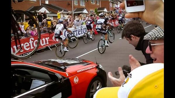 letouryorkshire's tweet image. The two ways of getting up Côte de Jenkin Road: 
1 - The Sprint 
2 - The Wheelie  
#TDF