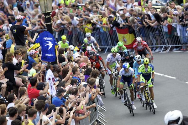letouryorkshire's tweet image. The two ways of getting up Côte de Jenkin Road: 
1 - The Sprint 
2 - The Wheelie  
#TDF