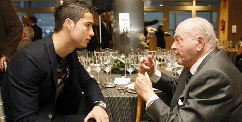 Madrid_Pelajar's tweet photo. Deretan Tribut Pemain Real Madrid Untuk Alfredo Di Stefano http://t.co/cMawmzP3O9 http://t.co/CQoVpuBMxN"