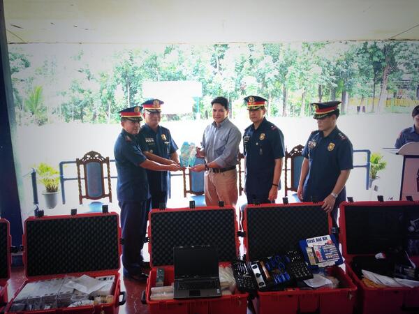 RDPRO10's tweet photo. @AlanLPurisima @PNP_OTCDS 
@IliganCPO_HQs Turn over of Post Blast Investigation Kit with Mr. Ronald Allan Y Dizon http://t.co/qdWNjfJBYo