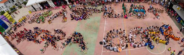 Y aquí la foto aérea completa del flashmob "Erasmus + Añora OORR" espectacular. Gracias a todos. #olimpiadasrurales