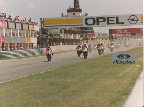 DAmatriain48's tweet photo. Vuelta de calentamiento, Mundial  SBK 1993 en el Circuito de Albacete. http://t.co/qs1L9CD0wM