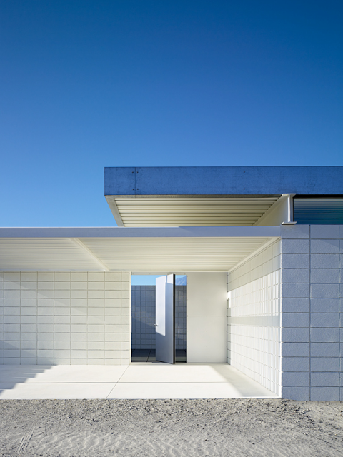 maxenrich's tweet photo. Desert House in Palm Springs, California. Clean and hyper-minimalistic http://t.co/M3cJ2dOPDV http://t.co/8bk2f5ZqoU