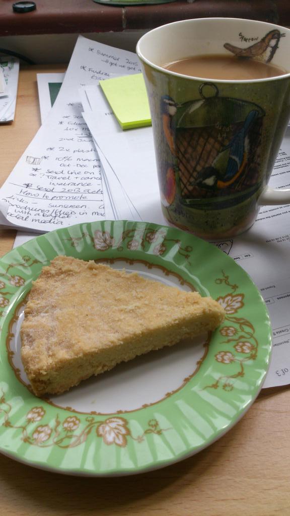 Rachel_K_84's tweet image. Homemade shortbread for elevenses #homeworkerperks #partyleftovers