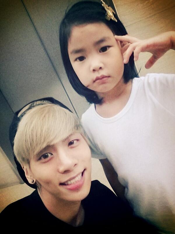 [Noticia] Jonghyun de SHINee y Haru, la hija de Tablo posan para mostrar algo de amor entre SM y YG. BsB5aAOCIAADptK