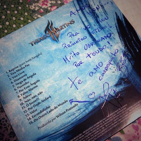 bernardipaloma's tweet photo. Ufa!Depois de enlouquecer o produtor consegui um CD autografado do cantor @tgmartins ...rs!😂😜 #SouFã #ThiAmo #TG 🎵🎤🎵😘 http://t.co/n9g95evHuT