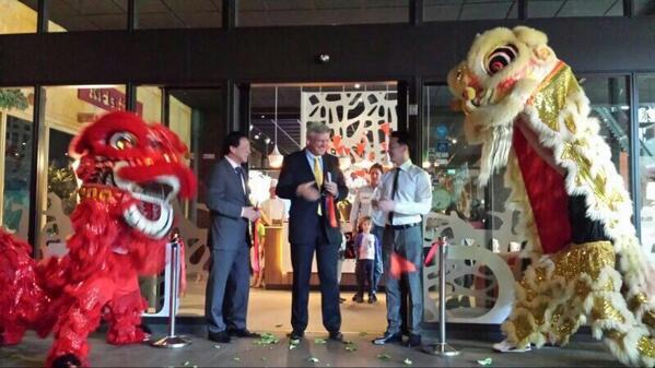 Santai Entertainment Leeuwendans aanwezig bij de opening van restaurant Vandaag in Deventer