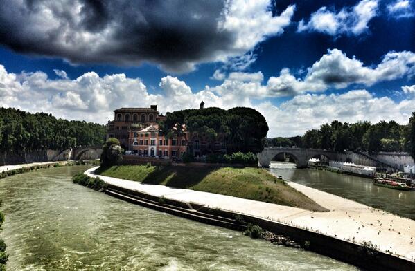 FerzanOzpetek's tweet photo. Tevere... http://t.co/K9BFfkEonG