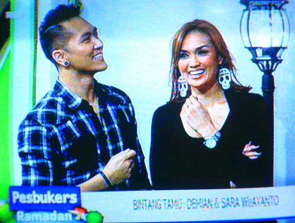 DMiracle_BJM's tweet photo. Mami @SaraWijayanto &amp; pak boss @_DemianAditya_ ceria bangeett yak, moga aweett dah.. Amiiinnn :) http://t.co/hvXtI2Lj4D