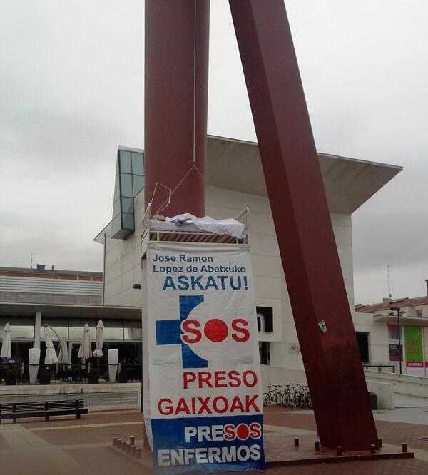 Espectacular acción en Gasteiz en favor de las presas enfermas. #AbetxukoEtxera El sábado todas a la calle!