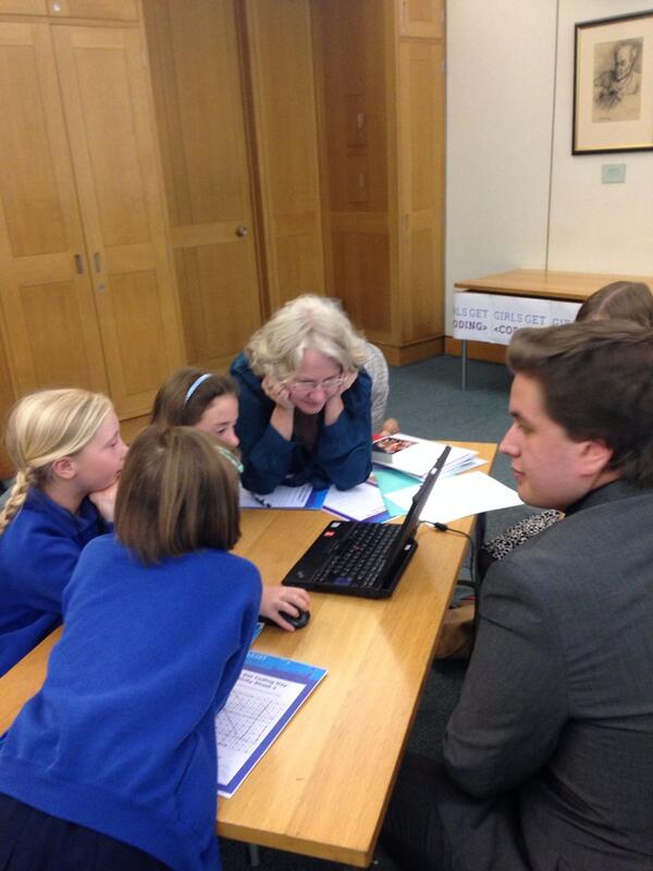 PICTFOR's tweet image. .@HelenGoodmanMP having her coding lesson #getgirlscoding