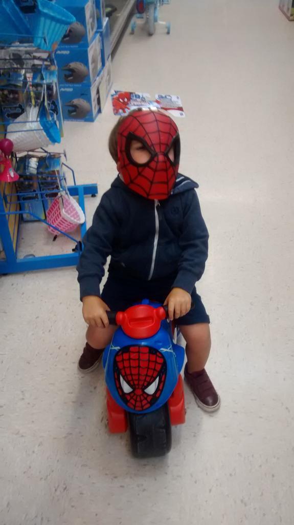 HarryRowleyyy's tweet photo. Feel like a big kid in Toys 'R' Us! Hahaha thank god I have a three year old brother use as an excuse! http://t.co/atCpE84dpt