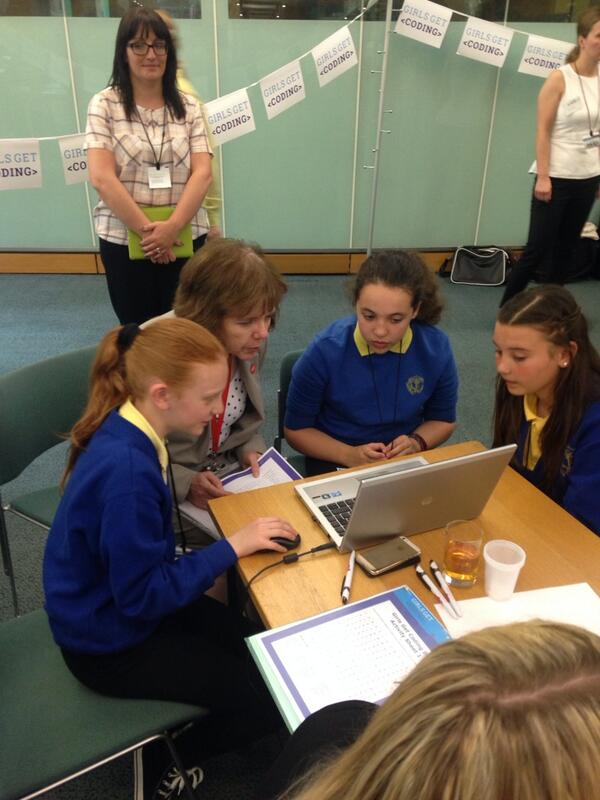 PICTFOR's tweet image. Glasgow North&apos;s Ann McKechin MP has dropped in for a coding session #getgirlscoding