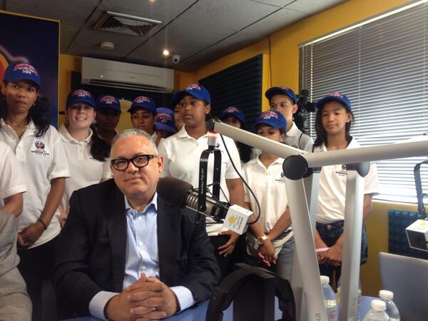 laluzjose's tweet photo. Los estudiantes dominicanos reconocidos en escuelas de USA acompañados por Luis Lithgow, en @SoldelaMananaRD http://t.co/kM3bleIxpH