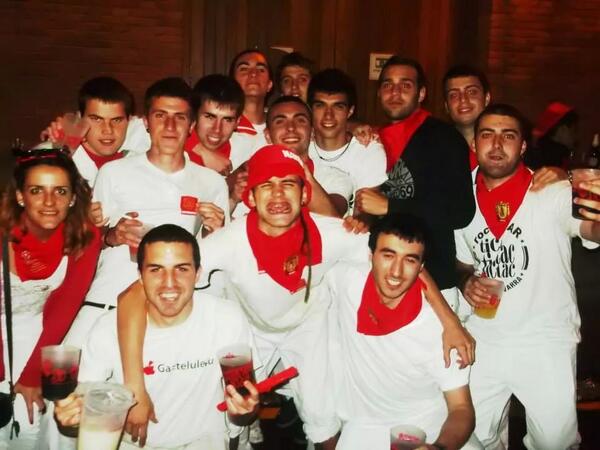 IosuPosti's tweet photo. Asi nos las gastamos!! Jajaja @aimarci @javisukar @javizuloaga_z @romefer95 @RastaTxemi #SanFermin2014 http://t.co/vMYEPne8rl