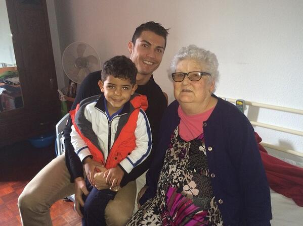 Cristiano's tweet photo. Avó, estás sempre no meu coração. Descanse em paz, beijos de todos os netos. http://t.co/rwa8qBPJPu