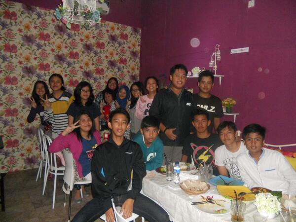 urbandist_cafe's tweet photo. ngumpul sambil bukber @urbandist_cafe pasti seru banget.. http://t.co/XUuiPyirz9