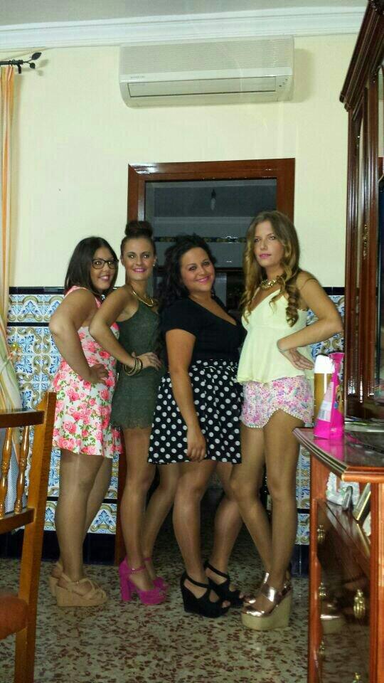 MariaMarave93's tweet photo. Feriaa 2014.. Impresionantee con mis guapas  @lidia91sanchez @ManoliRA @MeeeerCHii http://t.co/uALvOUu2Ah