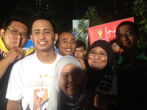 adoway's tweet photo. @fcbfi_depok at epicentrum walk http://t.co/b66xxiofi5