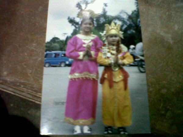 nining_ae's tweet image. Yak allah, ini apo dek ?hahah {} RT@Hannyshinichi: Samo ayuk cantik {} @nining_ae http://t.co/lfP4cpTmAA"