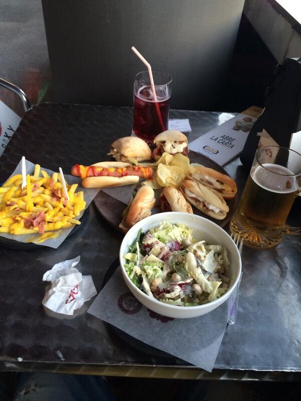 joni_javier's tweet photo. En los #100montaditos con lo mejor de mi vida @laurita_lgr http://t.co/IHmel8sPtL