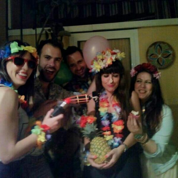 LorenaHercaz's tweet photo. #fiesta #hawaiana #cumpleaños #risas #amigos #cocktails #flores #piña #sweet ;-) http://t.co/WCIIjRQyuK