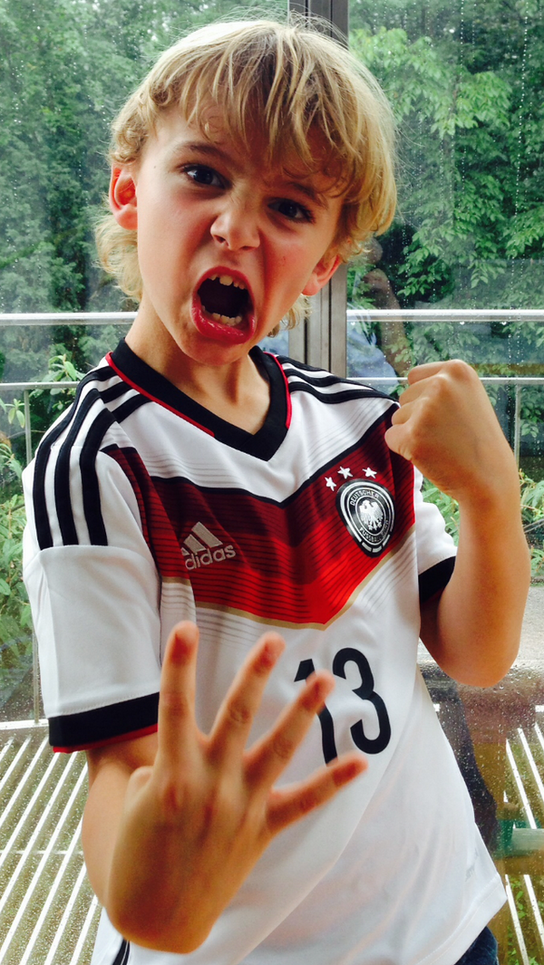 SPORT1's tweet photo. Die Next Generation weiss auch Bescheid! ;-) @hasorano #wirfuer4 #BRAGER http://t.co/SfxW5BMcbu
