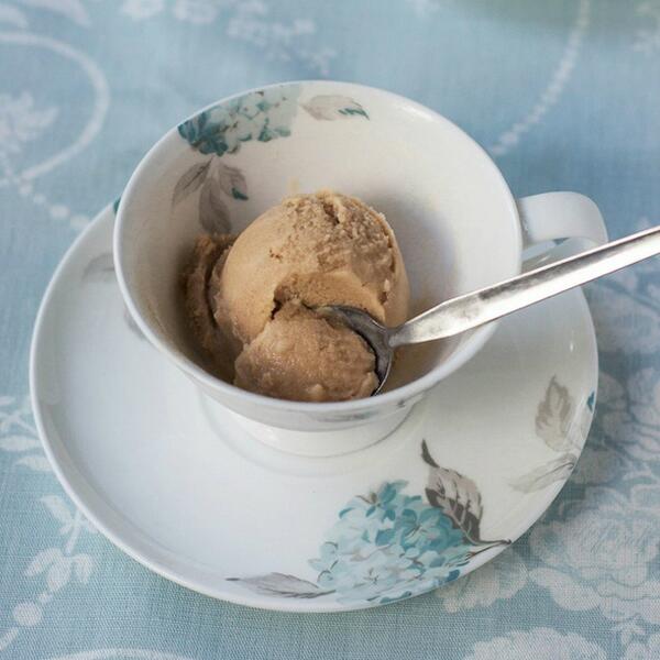 A refreshing treat, <a href="/laimee/">LizAimee</a> shares her delicious #vegan Earl Grey Tea Ice Cream #recipe > bit.ly/1jbBcSg