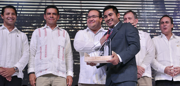 GobiernoVer's tweet photo. Entrega @Javier_Duarte Premio al Emprendedor del Año 2014. #SemanadelEmprendedor2014 http://t.co/iSuvecSIh8 http://t.co/xZ8v3YVEfC