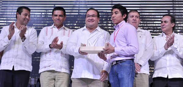 GobiernoVer's tweet photo. Entrega @Javier_Duarte Premio al Emprendedor del Año 2014. #SemanadelEmprendedor2014 http://t.co/iSuvecSIh8 http://t.co/xZ8v3YVEfC