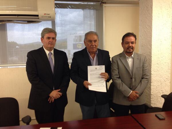 ctmslp's tweet photo. El Lic Emilio de Jesús Ramírez realizando el depósito del contrato de @BMWGroup ante el Secretario  @MCardoza_srio http://t.co/VhZLd0JW0s