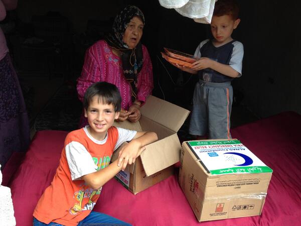 alnasfoundation's tweet photo. we are distributing food for #Syrian refugees at #Gaziantep and #Kilis camp, 40 Syrian families a day this #Ramadan http://t.co/aZPyC7GgiZ