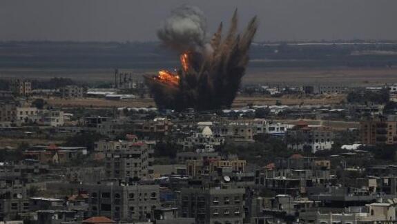 CNEWS's tweet photo. Vaste offensive d'#Israël sur #Gaza, 15 Palestiniens tués (bilan provisoire). Le point >> http://t.co/QBQmNz8LAD http://t.co/8dEfG4PnbB