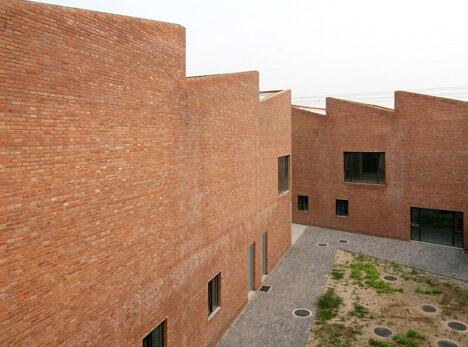 dezeen's tweet image. Beijing residences and art studios with red brick walls and saw-tooth roofs: dezeen.com/2014/07/08/son…