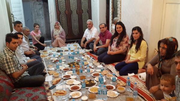 Hasankeyfli vatandaşlarımızdan Ali Amca'ya bizleri iftarda misafir ettiği için teşekkür ederim.Güzel bir iftar yaptık