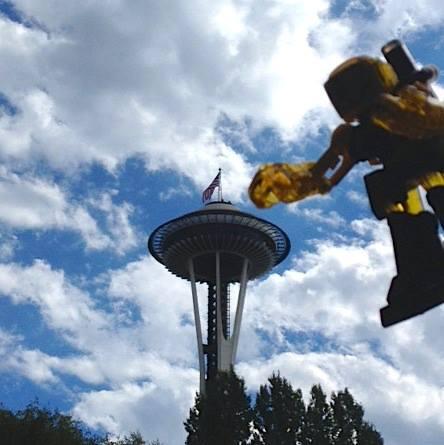 Battroborg's tweet image. Can you name the building that stands behind Clopto?