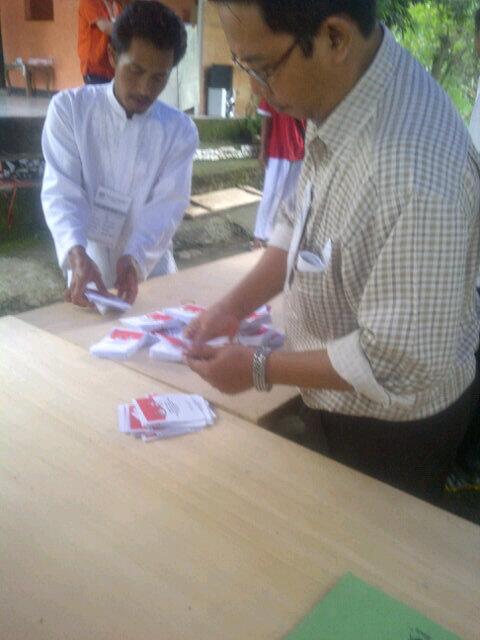 Proses pengecekan surat suara para panitia  ,TPS 18-Kel.Pasirlaja-Kec.Sukaraja-Kabupaten Bogor-Jawa Barat <a href="/CnCyrus/">The Cyrus Network</a>