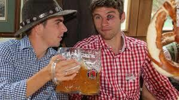 ODDSbible's tweet photo. Lahm and Muller having their half time drinks... http://t.co/94CkszkLUz