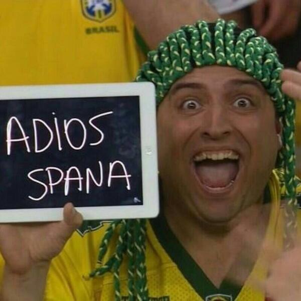 LuisLarrodera's tweet photo. Alguien conoce a este simpático aficionado brasileño? Es para devolver el saludo... #Brasil2014 #Humildad http://t.co/10qyF0uBvC