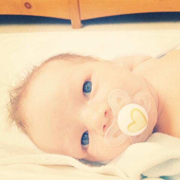dleighjustice's tweet photo. A bright-eyed baby after bath time. http://t.co/6JdvjBpMeg