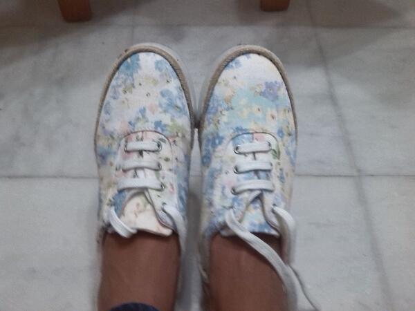 rodripep7's tweet photo. Os gustan los zapatos de mi prima @anardgzprz ? @Davidmv11 @mariada93 
Rt: Si
Fav: No http://t.co/oXUwZMCby8
