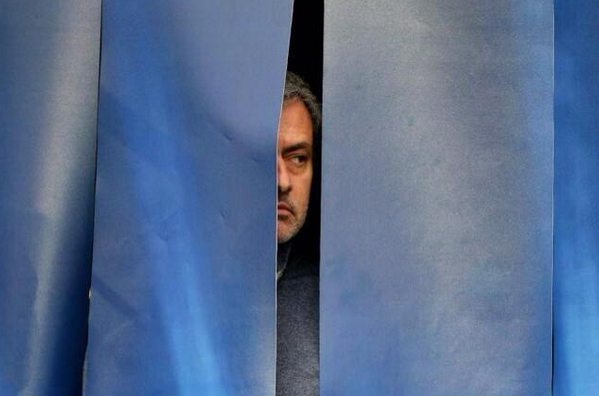 ChristianPamps's tweet photo. Mourinho checking in on Luiz.... http://t.co/yxdammQFOI