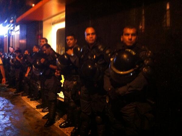 fxmenage's tweet photo. La police militaire se déploie à copacabana pour éviter tout débordement #BRAGER #CDM2014 http://t.co/KBkGgBbAUV